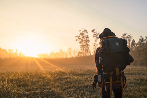 Ein Foto von einem Wanderer mit Rucksack