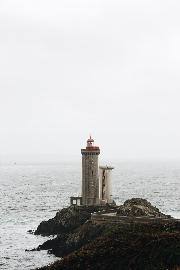 Ein Leuchtturm an der Felsenküste