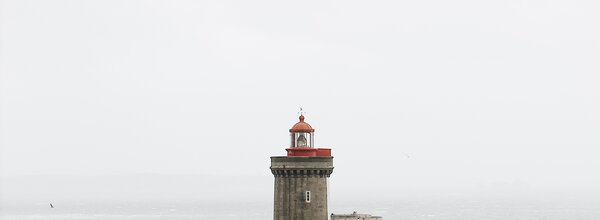 Ein Leuchtturm an der Felsenküste
