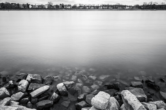Grau. Der Ausblick vom Wasser.