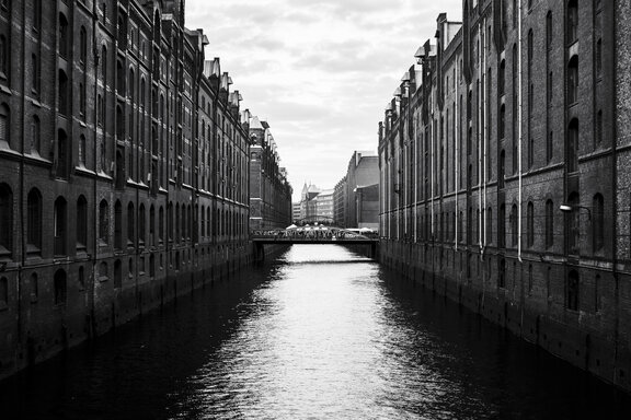 Grau:Der Blick vom Wasser, umgeben von Hochhäusern auf der linken und rechten Seite.